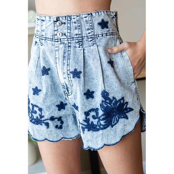 Oli & Hali Pants - 158. NWOT Oli & Hali Blue Floral Embroidered Denim Shorts